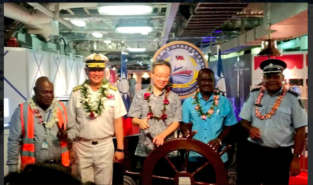 ▲海軍敦睦遠航訓練支隊抵達南太平洋友邦索羅門群島，海軍支隊長王國強（左二）與駐索羅門大使羅添宏（中）並和索羅門外交與外貿部長馬內雷（右二）一同登上磐石艦導覽。（圖／翻攝自外交部推特）