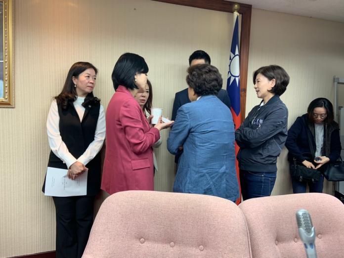 議事杯葛陷入持久戰，國民黨立委一邊討論，有的立委則帶來咖啡喝。 (圖/記者吳承翰攝)