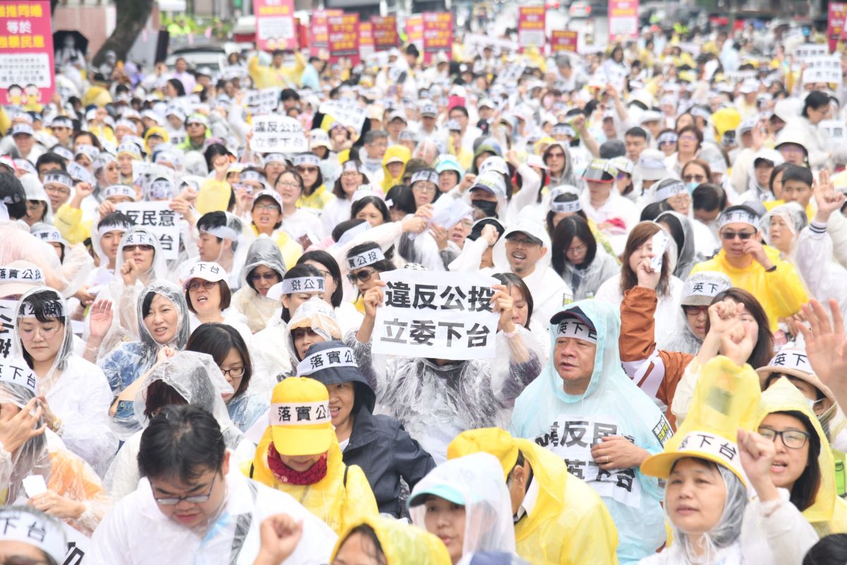 下一代幸福聯盟與全國媽媽護家護兒聯盟今（8）日稍早於立法院前召開記者會，高舉「小英下台」標語，要求立委諸公重視公投結果。（圖／記者林柏年攝）