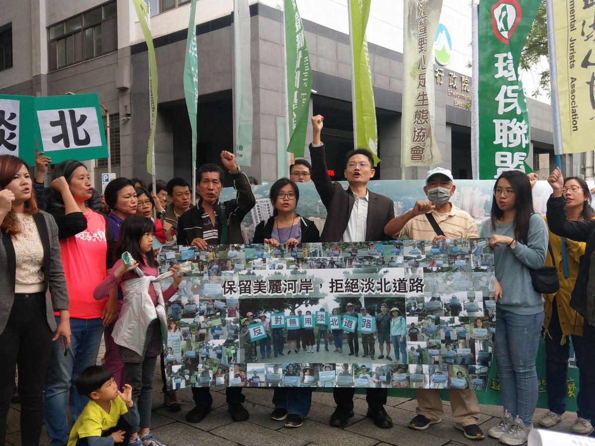 環團代表在一旁表示，認為淡北道路只會淪為建商廣告。（圖／記者陳俐穎攝）