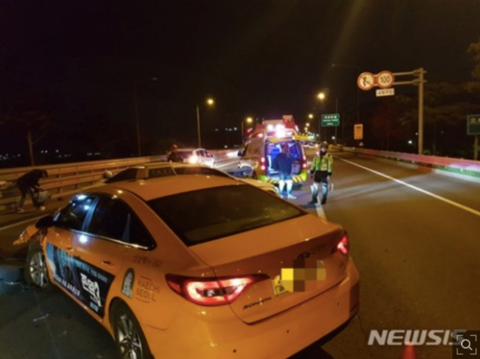 ▲報導指出女星把車停在高速公路中央後，下車被後方來車撞死。（圖／Naver）
