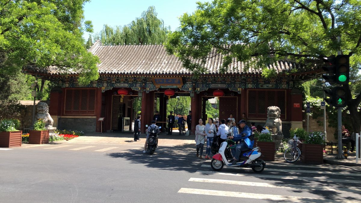 近年台生對中國大陸高教市場躍躍欲試，有業者看到商機，疑違法仲介、代辦台灣學生赴陸讀大學，甚至標榜提供生活、課外諮詢等事宜，儼然已觸法。教育部於近日開鍘，將涉嫌違法的12家代辦與仲介留學業者移送檢調。圖為北京大學。（圖／記者許維寧攝）