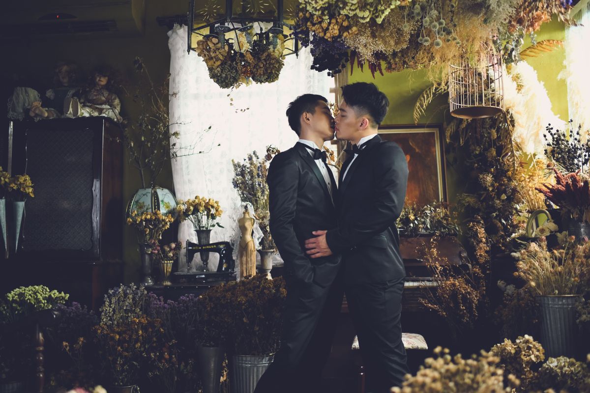 阿拓（左）表示，今年五月底將和交往三年的男友登記結婚。（圖／台灣愛滋病學會提供）