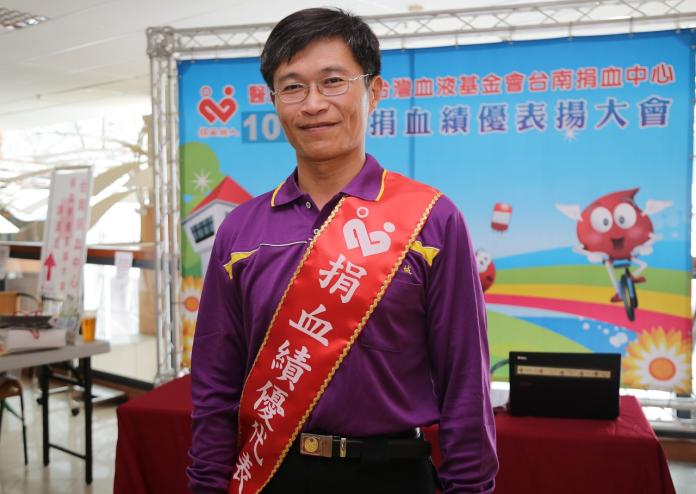 ▲陳甲人捐血超過1200次，受台南捐血中心表揚。（圖／嘉義縣政府提供）