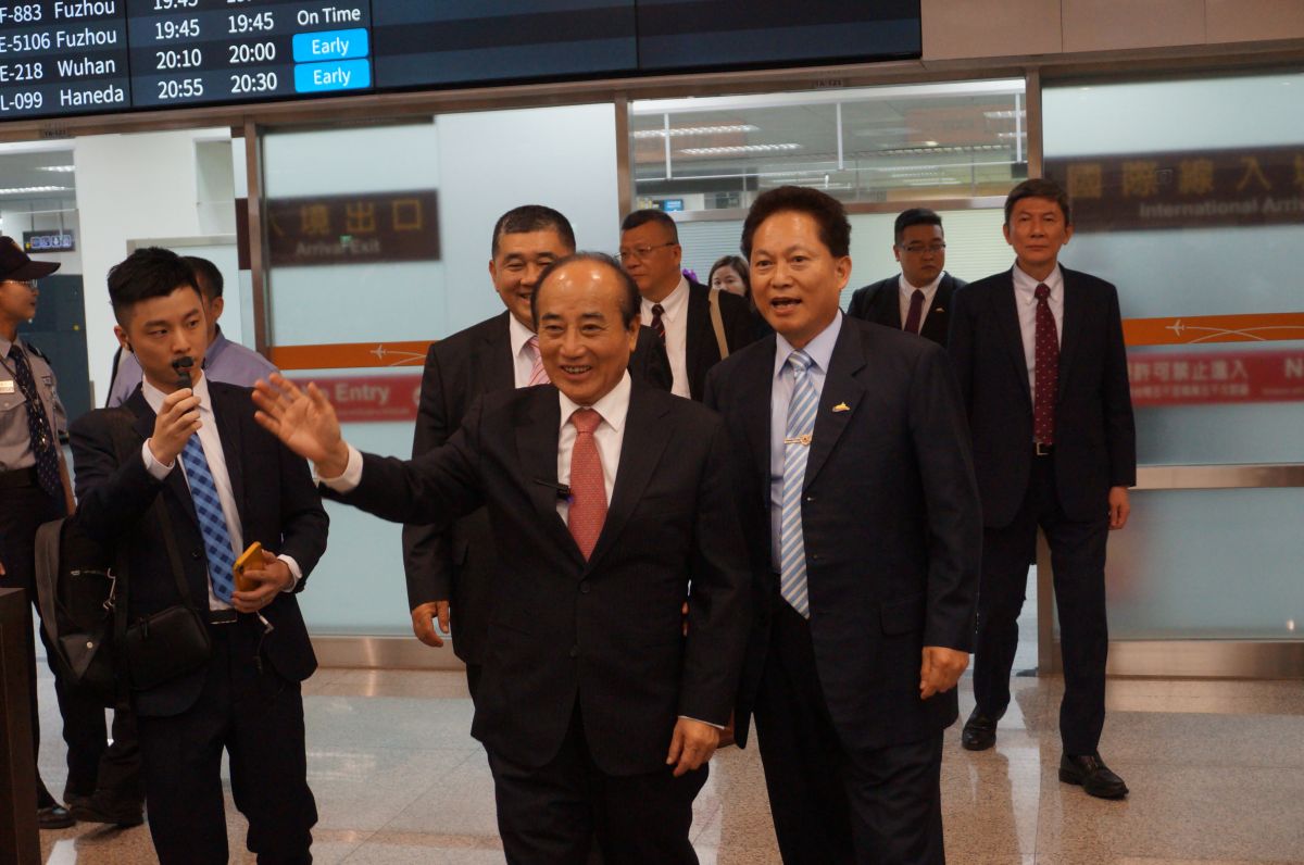 王金平結束訪陸祭祖行程，8日晚間搭機返抵松山機場。 (圖/記者呂炯昌攝)