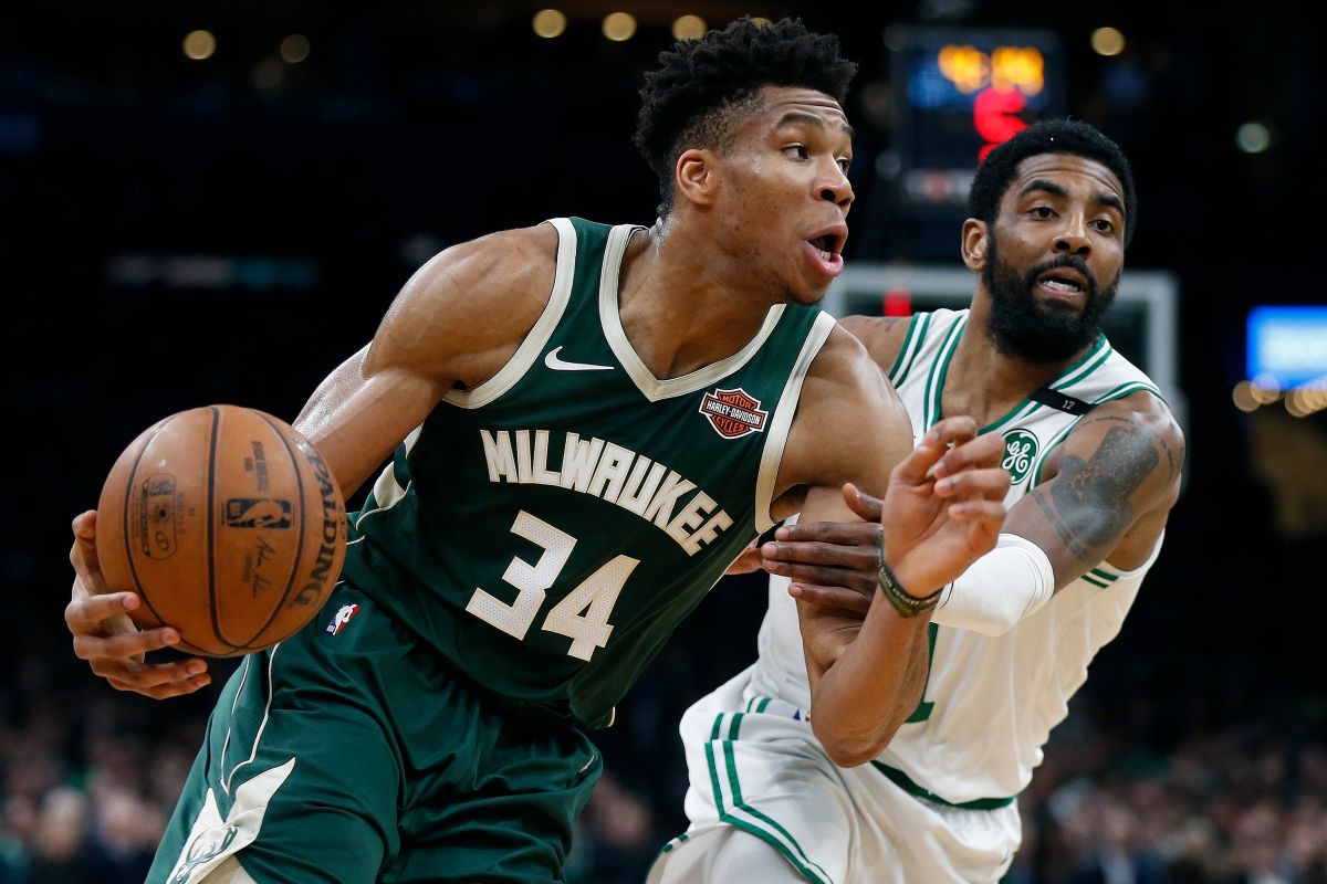 ▲公鹿「字母哥 」Giannis Antetokounmpo（左）力壓塞爾提克一哥Kyrie Irving。（圖／美聯社／達志影像）