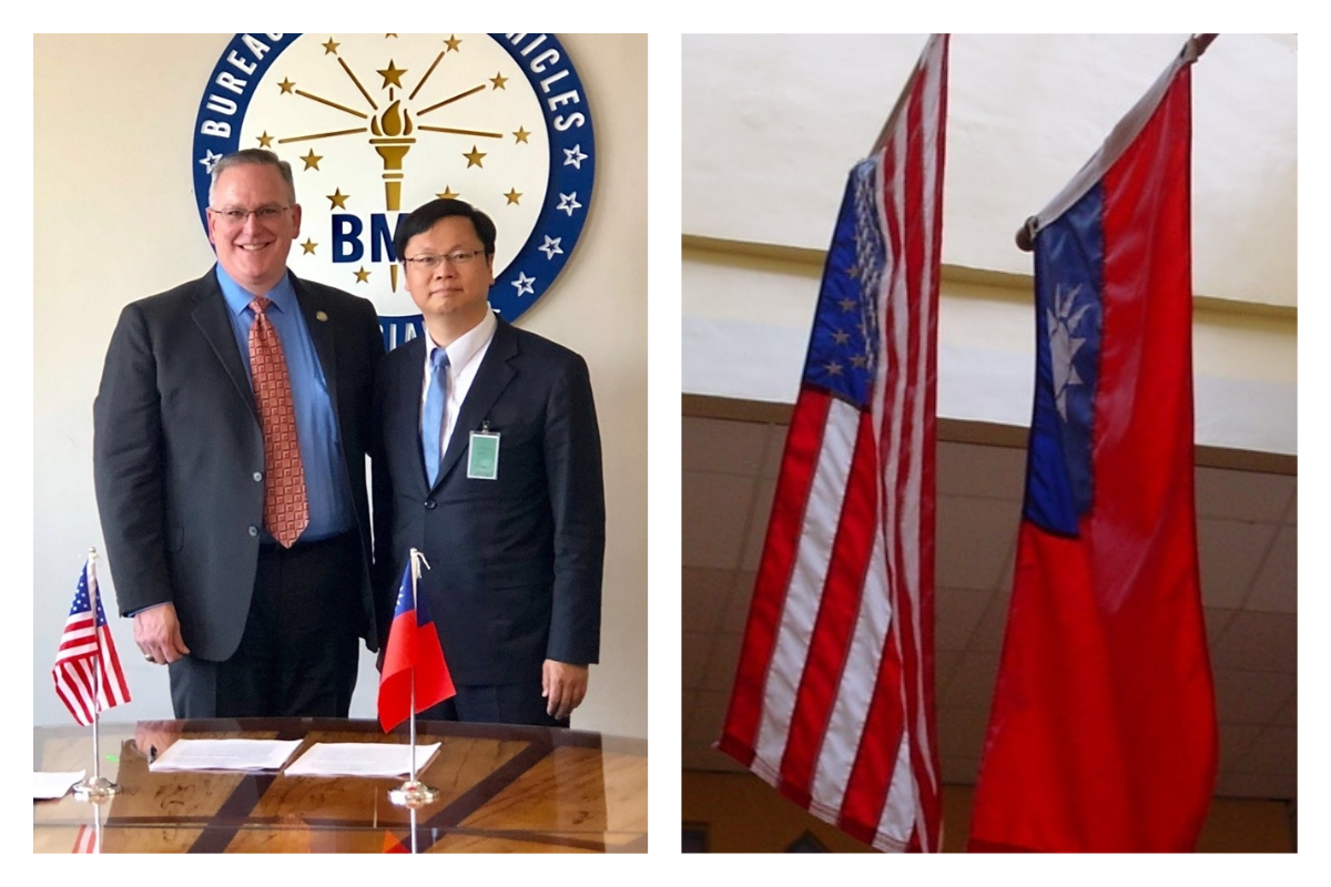 ▲駐芝加哥辦事處黃鈞耀處長代表我國交通部於美國中部時間今（ 108 ）年 5 月 8 日，與印州監理局局長 Peter Lacy 簽署駕照互惠協議。（圖／翻攝自 Taiwan in Chicago ）