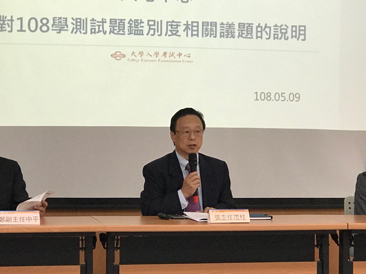 今年學測遭民間團體批為鑑別度過低、滿級分人數增加，以至於第一階段篩選人數超標。大考中心今（9）日召開記者會特別針對鑑別度和穩定度做說明，其中爭議最大的數學科鑑別度今年鑑別率達0.59，是今年各科中最高，也是數學科五年內最高的一次。（圖／記者許維寧攝）