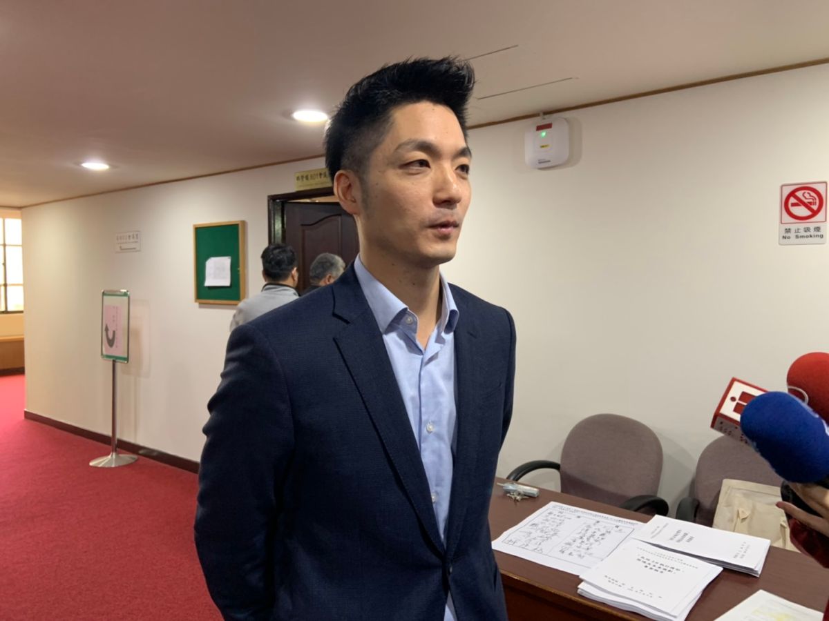 國民黨立委蔣萬安因脫口說出「韓粉比較不理性」，有韓粉在臉書留言，嗆殺他的兒子。 (圖/記者吳承翰攝)