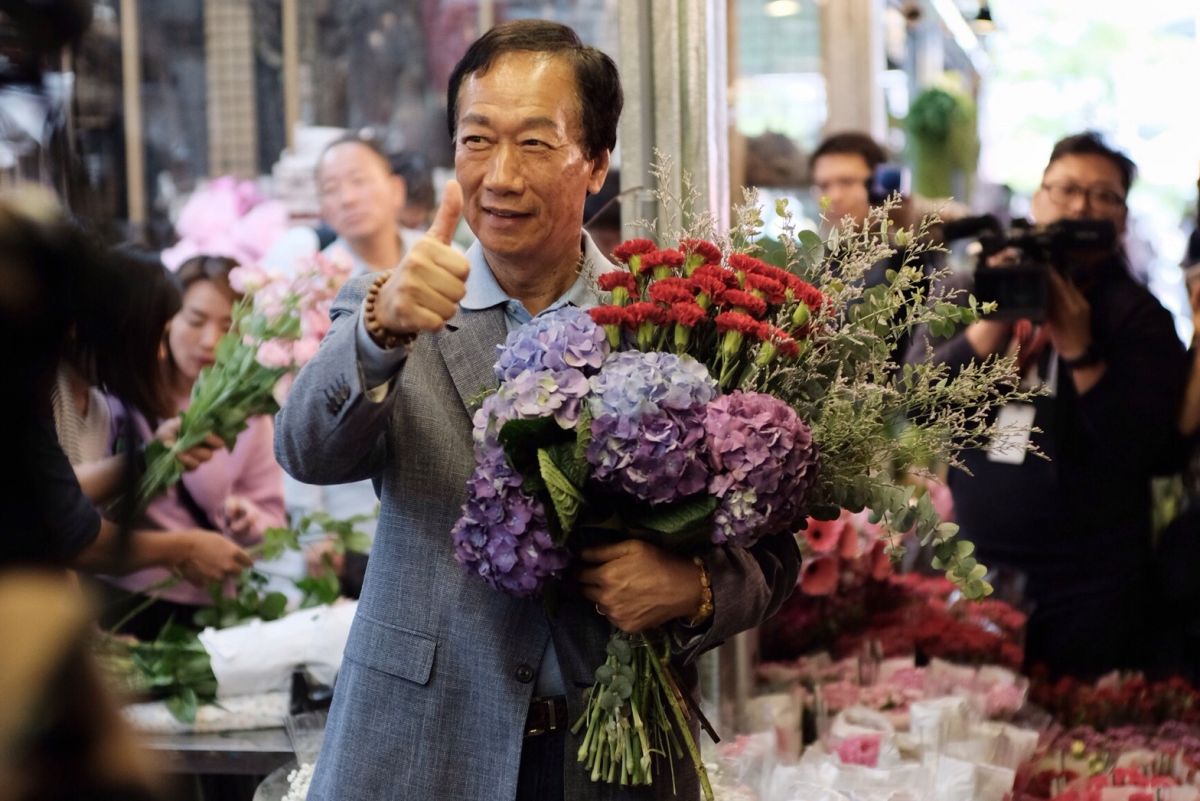 ▲國民黨總統初選參選人郭台銘，在母親節前夕逛內湖花市，親自配花送給媽媽。（圖／記者陳明安攝，2019.5.9）