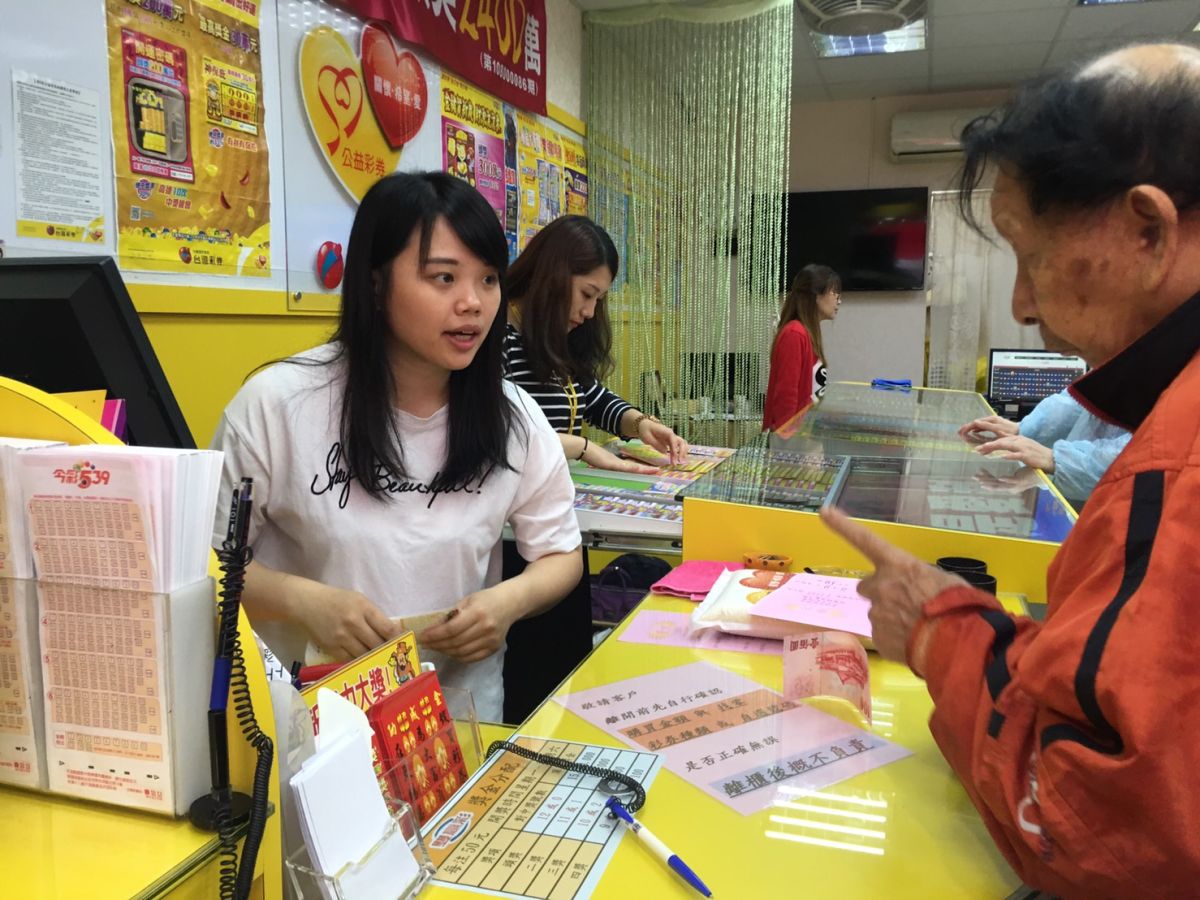 ▲基隆市仁愛區「金成功投注站」開出1人獨得3注「今彩539」頭獎，吸引民眾上門試手氣。（圖／記者蔡琇惠攝，2019.05.09）