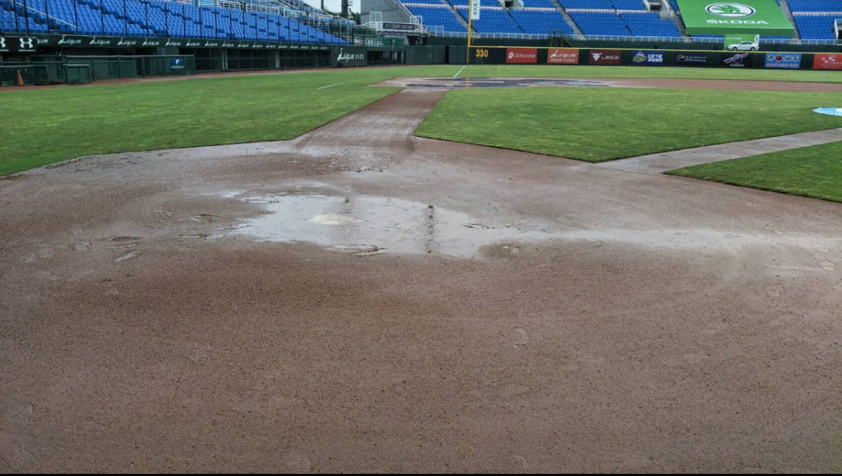 桃園球場積水延賽。（中職提供）