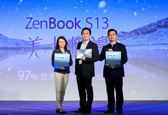 ▲華碩今(9)日宣布ASUS ZenBook S13正式上市！此為Intel業務暨行銷事業群總監林秀娟(左)、華碩聯合科技業務處副總經理廖逸翔(中)、華碩設計中心資深經理鍾宗仁(右) 。（圖／華碩提供）