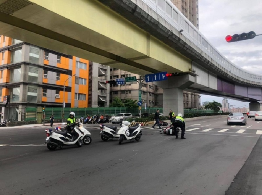 ▲中和區景平路日前發生嚴重車禍，原因是委外包商竟忘了將「機車左轉專用號誌」指示牌重新掛回。（圖／翻攝自臉書社團　我是中和人）