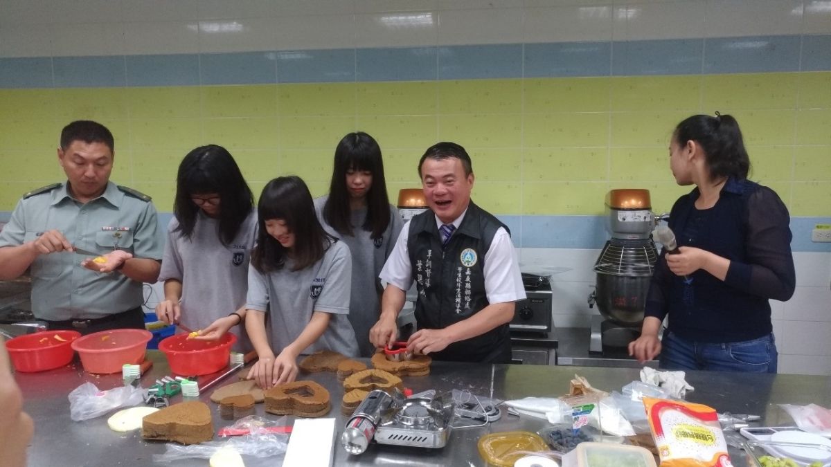 ▲嘉義校外聯絡會督導葉聰謨上校帶著高關懷學生一起做母親節蛋糕，感謝母恩。（圖／嘉義校外聯絡會提供）