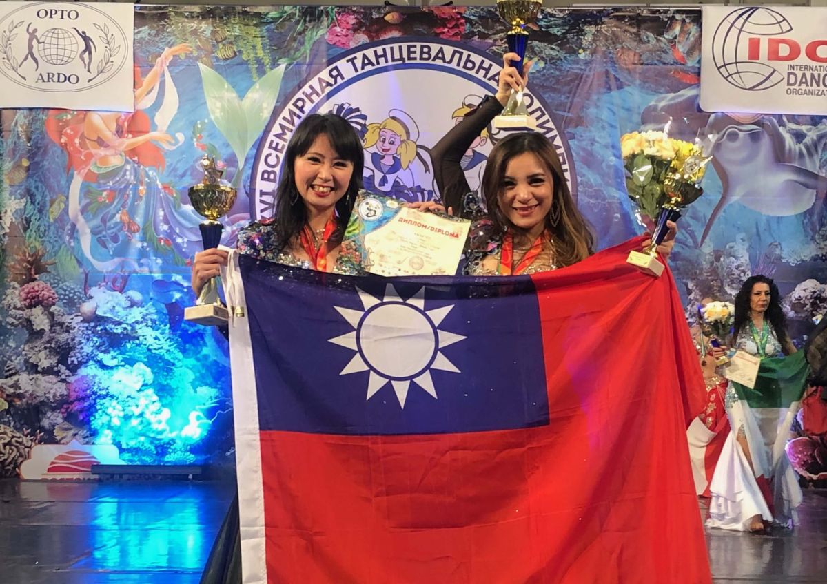 ▲國軍高雄總醫院左營分院專科護理師詹碧雲與擁有美國西北大學資訊系統及知識系統學院數位藝術雙碩士學位的王育蒨聯手出擊，在第16屆莫斯科世界舞蹈奧林匹亞及歐洲東方舞冠軍賽中，勇奪東方舞雙人組、表演組、民俗組的3面金牌之殊榮。(圖／記者黃謝美蘭翻攝)