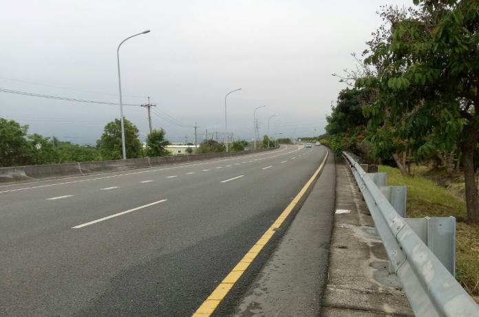 台78斗南路段刨鋪工程　用路人行駛減速通過
