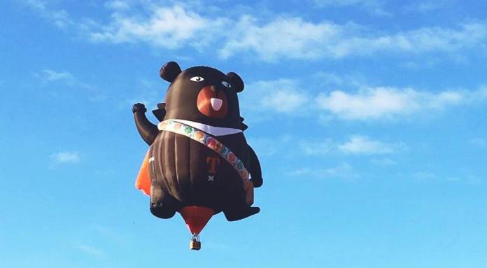 觀光局贊助以台灣黑熊造型打造的「喔熊」熱氣球