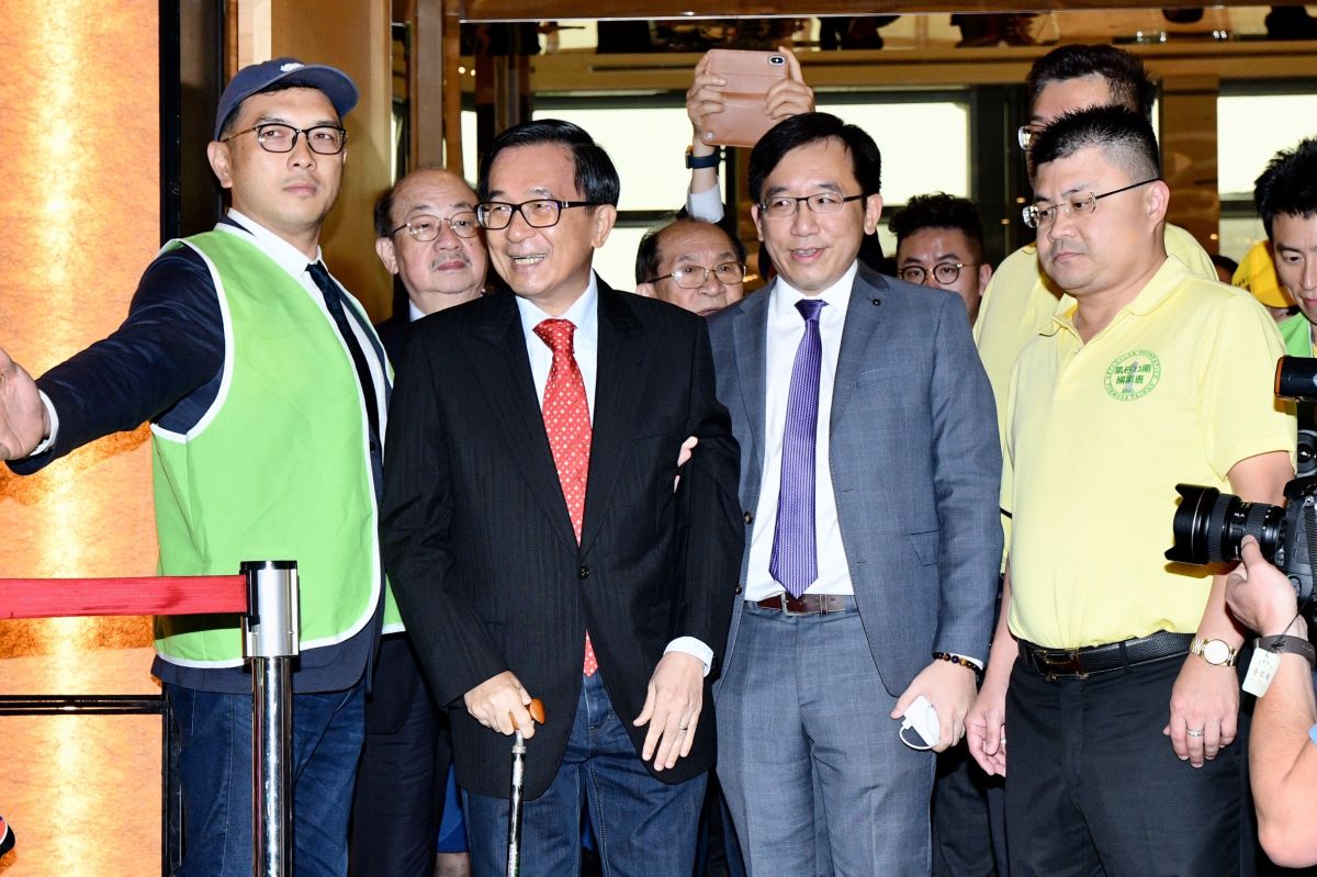 ▲前總統陳水扁在兒子高雄市議員陳致中陪同下，出席台北市的簽書會。（圖／記者林柏年攝，2019.05.09）