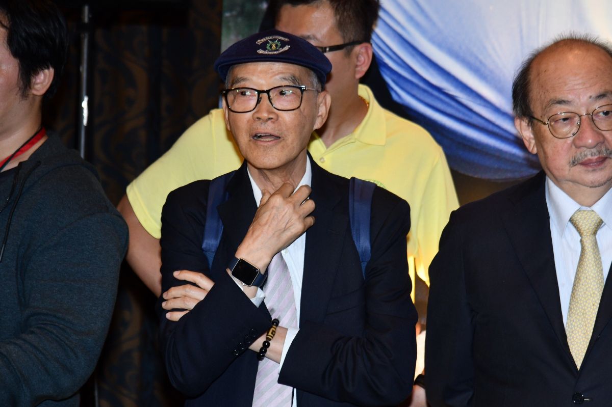 阿扁簽書是治療方式！扁治療團隊醫師陳順勝9日表示，只要陳水扁心情放鬆，手就不會抖了（圖／林柏年攝，2019,05,09)