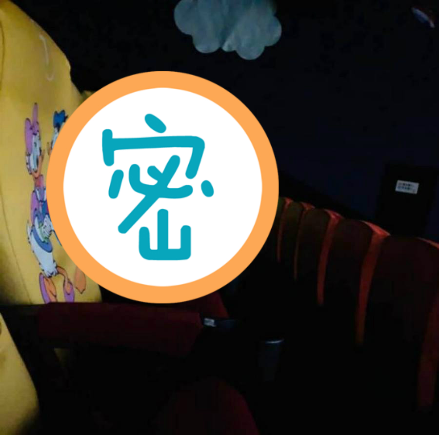 ▲凍未條？看電影驚見情侶「又揉又吸」…一票兩用超划算。（圖／翻攝自爆怨公社）