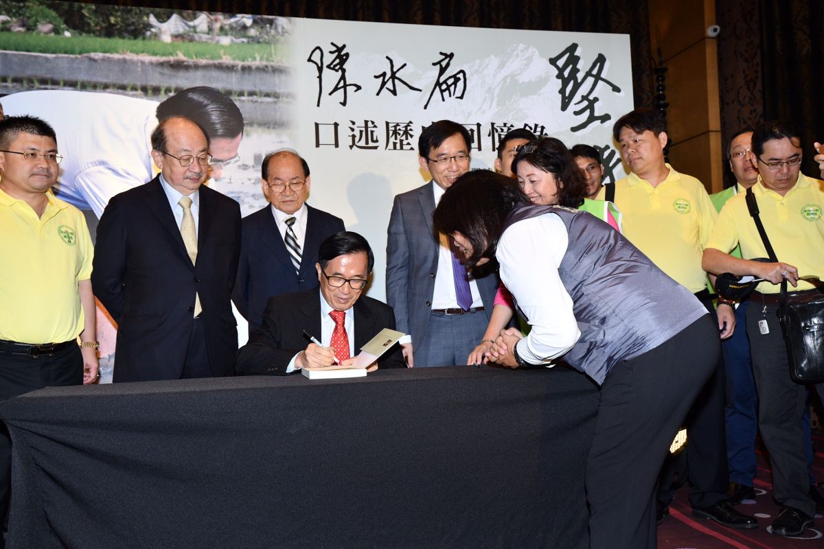 前總統陳水扁9日北上出席新書簽書會，以及募款餐會，不過因為心情好，簽書時手已不抖，醫師陳勝說，阿扁手不抖是因為心情好之故。（圖／記者葉政勳攝，2019,05,09)