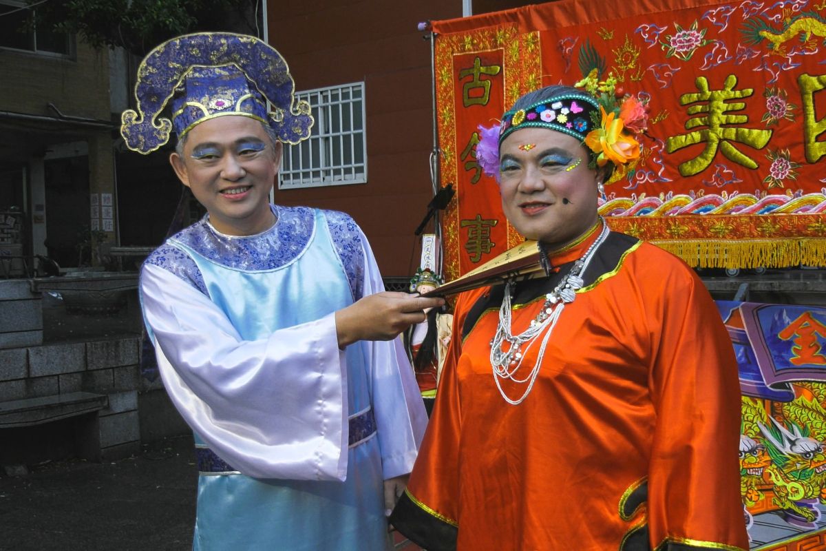 ▲金門縣長楊鎮浯及鎮長李誠智扮成「唐伯虎」及「如花」造形加踩街遊行，成為全場焦點。（圖／蔡若喬攝, 2019.05.09）