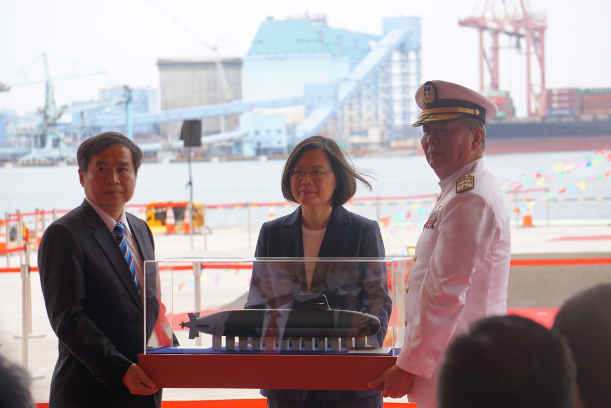 ▲台船董事長鄭文龍（左）、海軍司令黃曙光（右）致贈蔡英文總統IDS潛艦模型。（圖／記者呂炯昌攝, 2019.5.9）