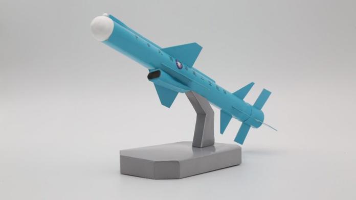 ▲中科院推出雄二反艦飛彈紙模型販售。（圖／翻攝自國家中山科學研究院公共關係室臉書）