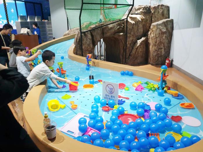 ▲南韓大邱新世界百貨9樓的愛來水族館，裏頭也有小朋友的遊戲體驗區。（圖／記者許家禎攝，2019.4.28）