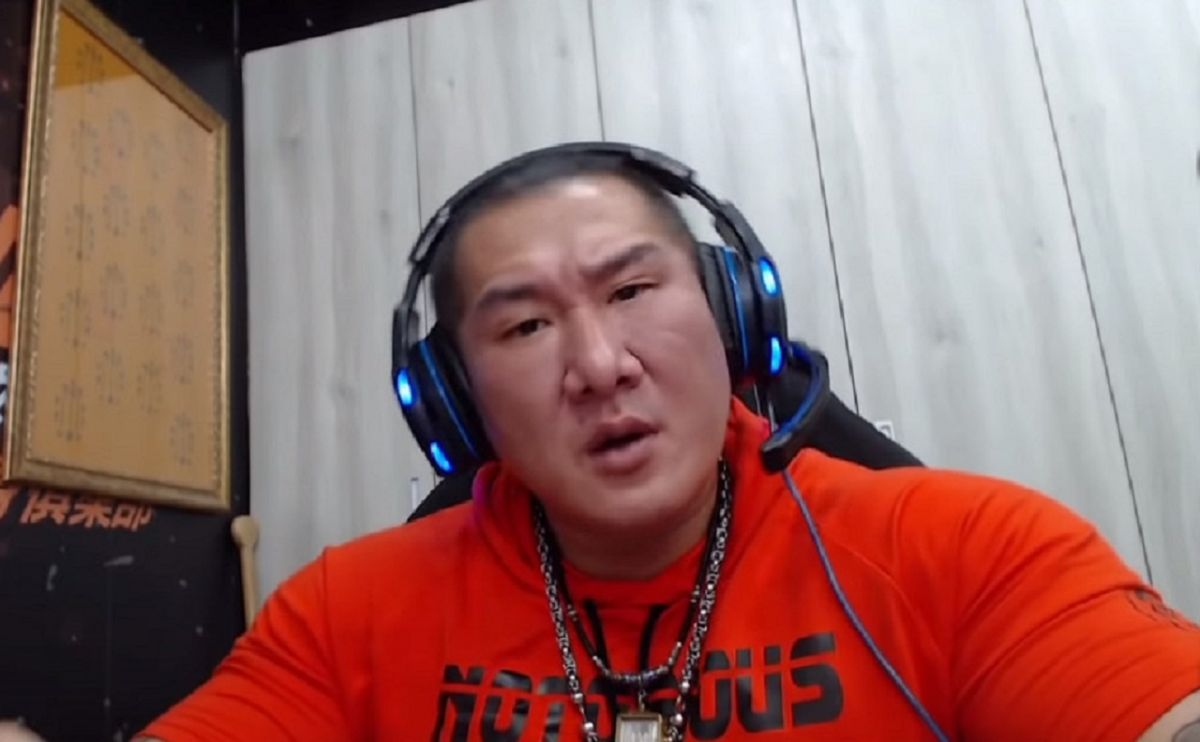 ▲館長在直播中表示，去年因為挺韓國瑜被罵了足足半年，如今韓卻對他言而無信，讓他忍不住飆罵，「現在這樣再盲目支持根本天地不容啦！」（圖／翻攝自youtube影片）