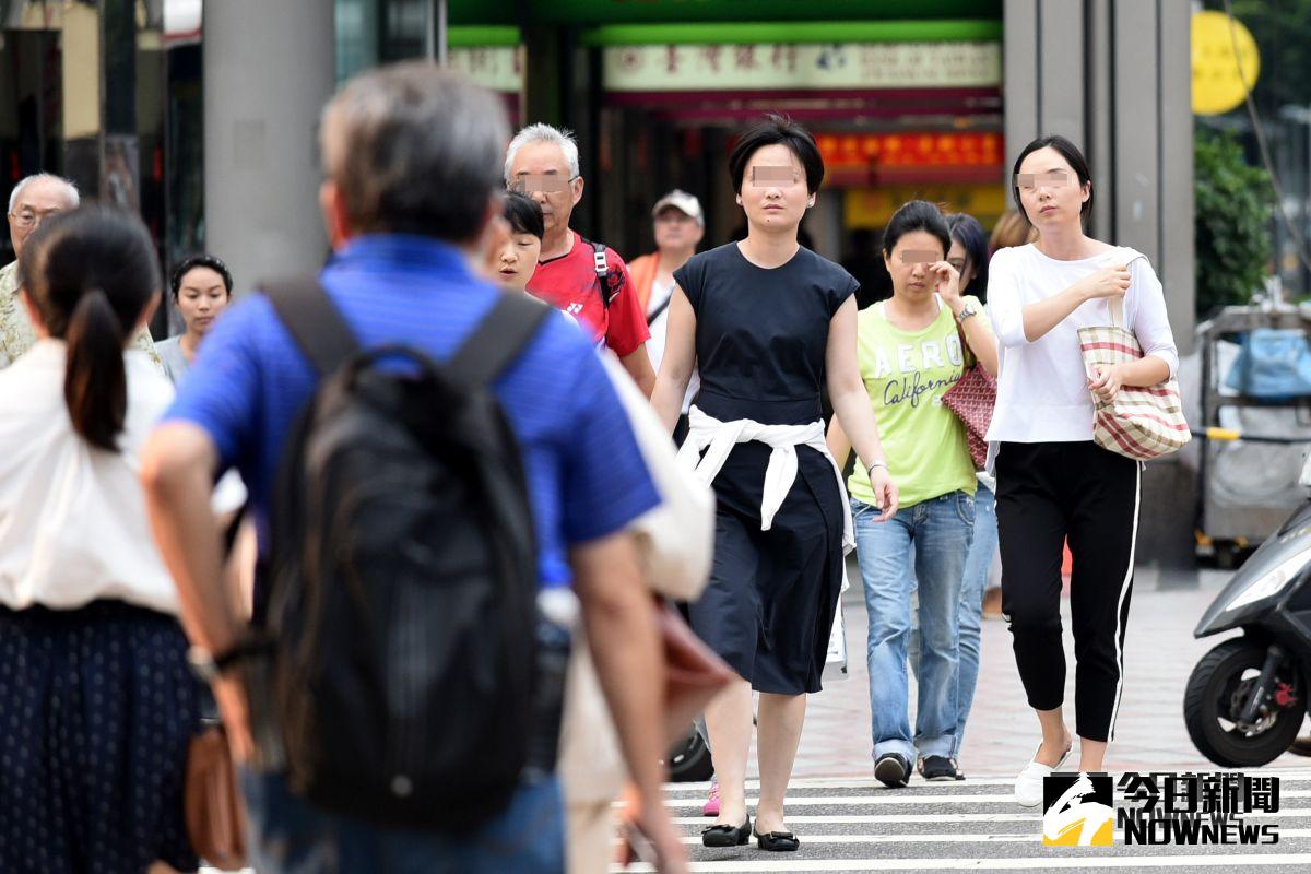 ▲今（ 10 ）日午後隨著鋒面雲系逐漸離開，中部以北降雨機率降低，東半部及南部水氣仍多，容易有短暫陣雨出現。（圖／NOWnews資料圖片）