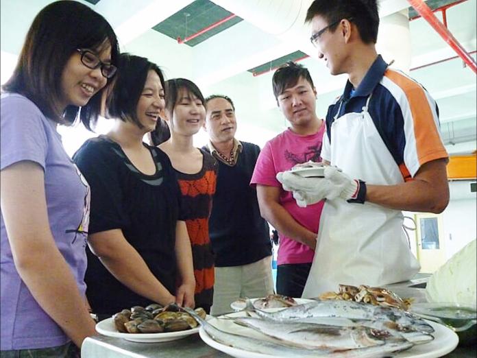 ▲飼育員示範如何照護幼生海洋生物。（圖／海生館提供）