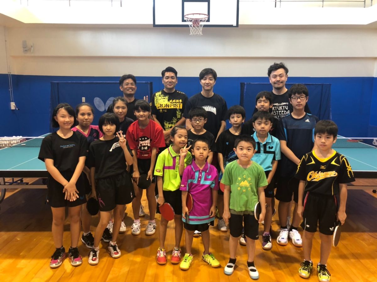 ▲我國桌球好手江宏傑化身桌球大使教導沖繩小球員練球。（圖／華研國際提供 ）