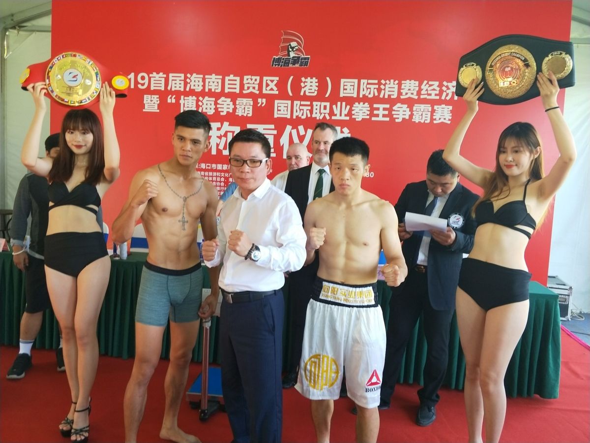 ▲排灣族青年宋維傑（左一男），在海南省舉辦的博海爭霸拳擊賽，遭2次誤判險落敗。（圖／台灣拳擊協會提供）