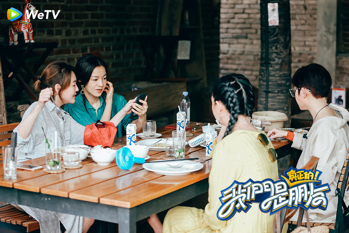 ▲ 小S（左起）、阿雅、范曉萱、大S在《我們是真正的朋友》討論行程，四人意見歧異。（圖／WeTV提供）