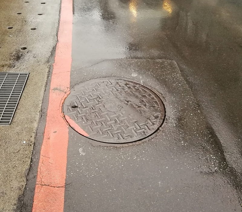 ▲在市區內停車格常一位難求，部分駕駛貪圖方便，就以賭博心態停在紅線區。（示意圖／翻攝自爆怨公社, 2019.05.10）