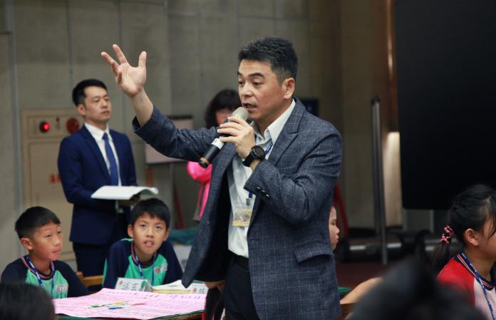 ▲因應十二年新課綱實施，久未執教鞭的校長們，這次也親自使用科技教具重新上陣。（圖／記者李春台攝, 2019.05.10）