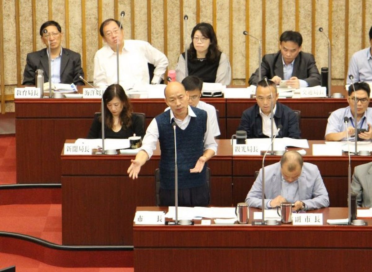 ▲高雄市長韓國瑜笑著回應說，反正民進黨對韓國瑜沒一句好話，他已經習慣了，因為他已經被黑了兩年半了。(圖／高市議會提供)