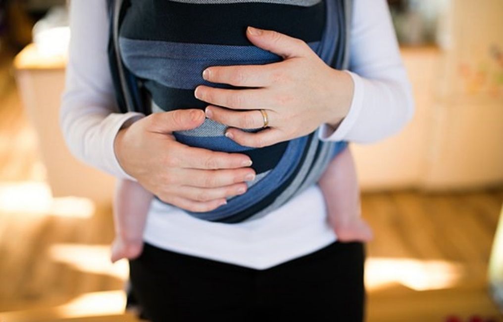 ▲使用嬰兒背巾有窒息風險。（圖／翻攝網frmher）