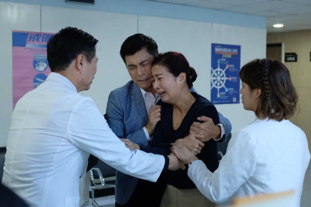 ▲方文琳演出《生死接線員》，演出身為父母親，捨不得兒子器捐的心情。（圖／公視提供）