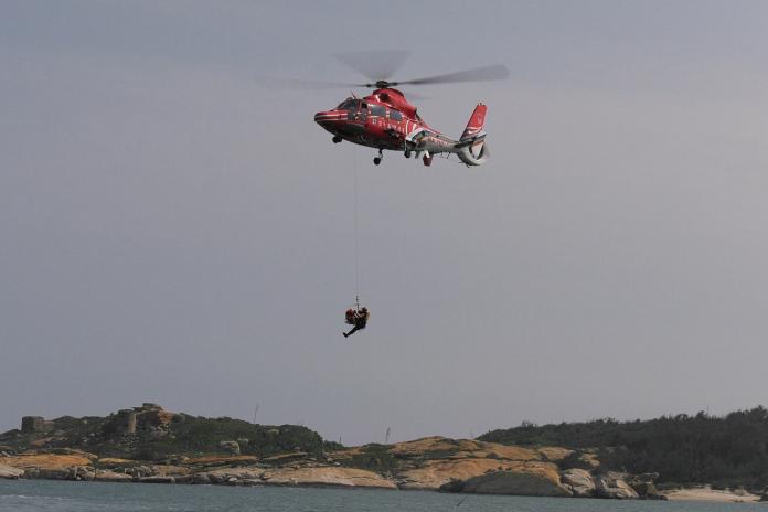 金門岸、海聯合救生救難演練　海豚直升機跨海支援
