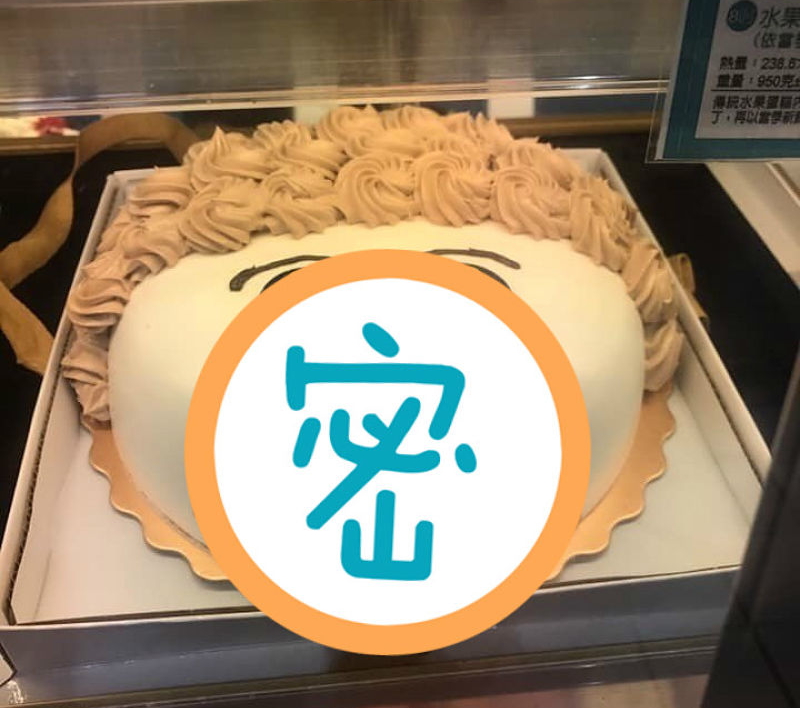 ▲他逛賣場驚見母親節蛋糕「哭了」　眾人笑噴：感動到流淚（圖／翻攝自爆廢公社, 2019.05.10）