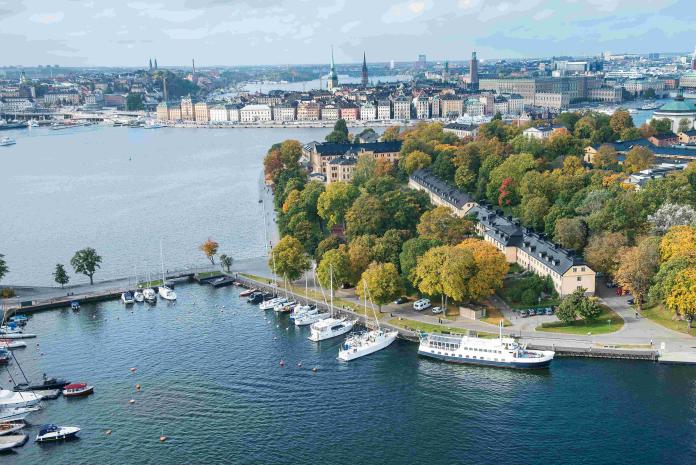 ▲瑞典斯德哥爾摩清新的空氣與整潔的街道，讓人一抵達就能忘卻生活的煩憂，旅客可以選擇搭著小船揚帆出海，探訪周遭30000多座小島，並享受海風吹拂。（圖／Booking.com提供）