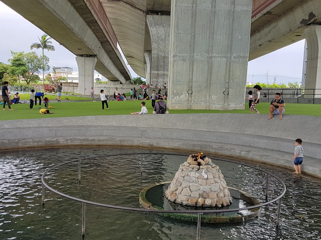 ▲武淵「水火同源」小秘境，位在武淵國小後方國道五號高速公路下，假日有不少民眾造訪。（圖／記者李清貴攝,2019.05.11)