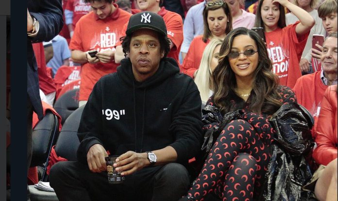 嘻哈天王Jay-Z跟老婆碧昂絲看球。(取自NBA官方IG)