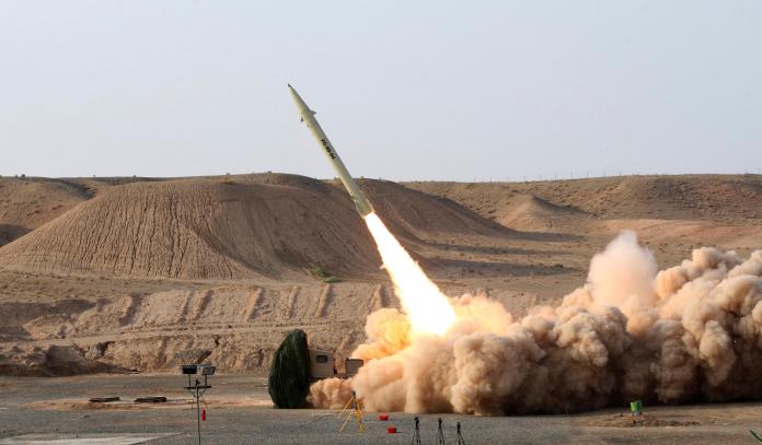 ▲伊朗「征服者」（Fateh）地對地飛彈試射。（圖／達志影像／美聯社）