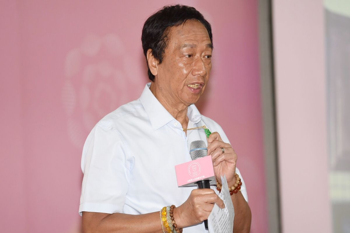 ▲母親節前夕，國民黨總統初選參選人郭台銘今（11）日參與永齡華人抗癌聯合行動周年，他拿出亡妻送的項鍊，允諾未來不管什麼角色都會持續支持抗癌行動。(圖／記者陳明安攝，2019.5.11)