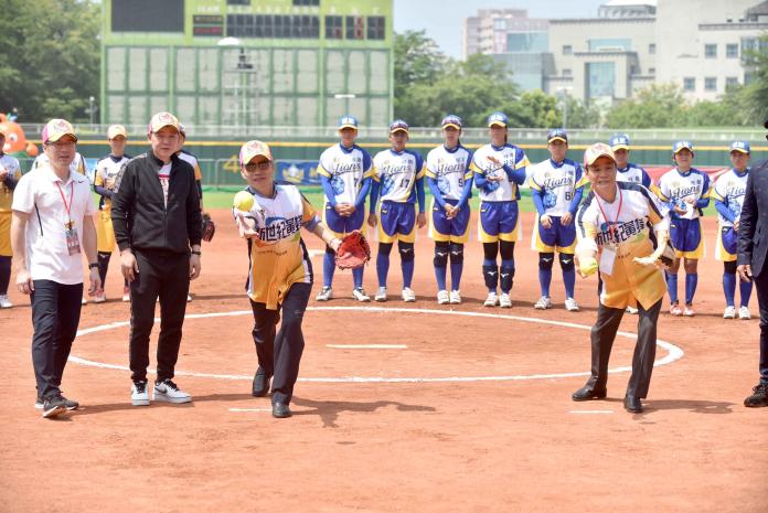 企業女子壘球聯賽高雄開幕戰　韓國瑜開球

