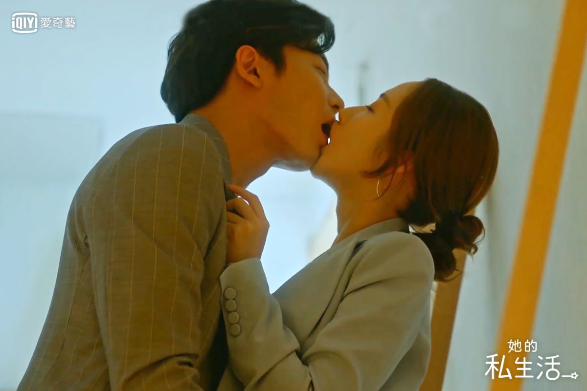 ▲金材昱（左）與朴敏英在儲物間的吻戲讓人看得臉紅心跳。（圖／愛奇藝台灣站）